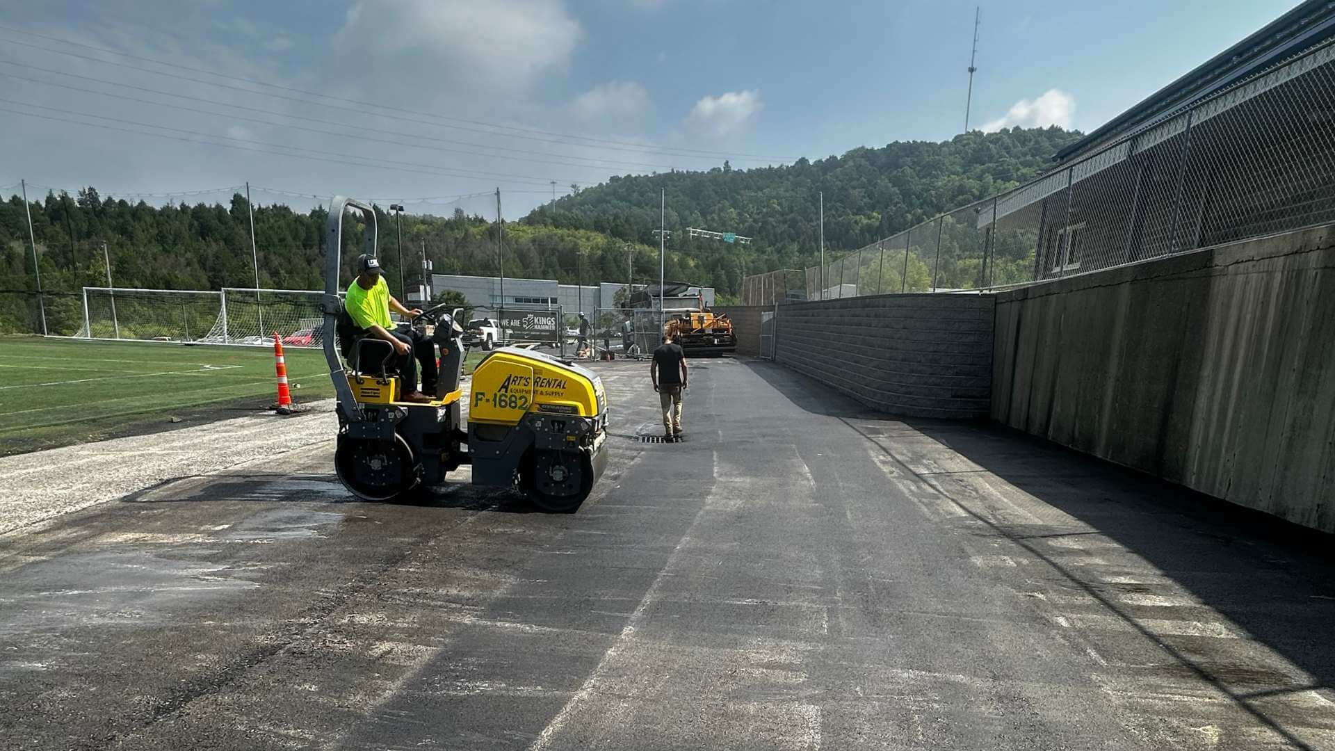 asphalt paving crew in action greater Cincinnati